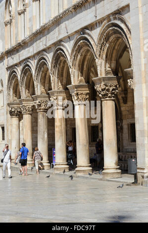 Sculture in pietra sulle colonne del Palazzo del Rettore, Dubrovnik, Croazia. Foto Stock