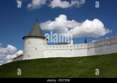 Torre rotonda e la parete del Cremlino di Kazan. Russia, Repubblica di Tatarstan, Kazan Foto Stock