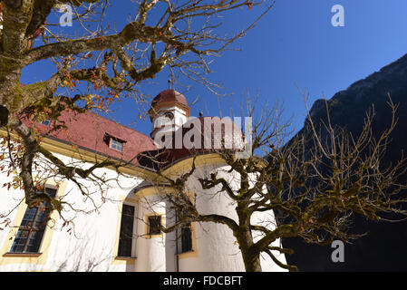 San Bartolomeo chiesetta al lago Koenigssee nel Parco Nazionale di Berchtesgaden di fronte ripida montagna con Feuerpalfen lookout Foto Stock