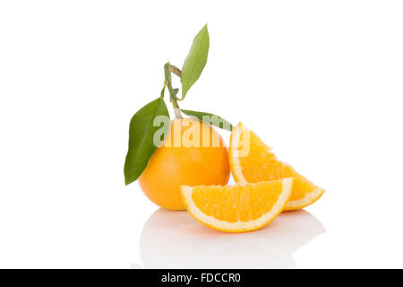 Tutto delizioso arance con foglie e fette isolati su sfondo bianco. La frutta sana mangiare. Foto Stock