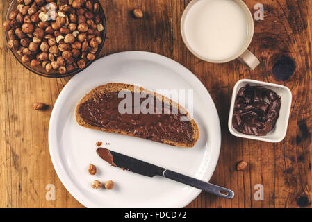 Torrone di nocciole crema diffusione su fetta di pane, dolce leccornia per la cena. Foto Stock