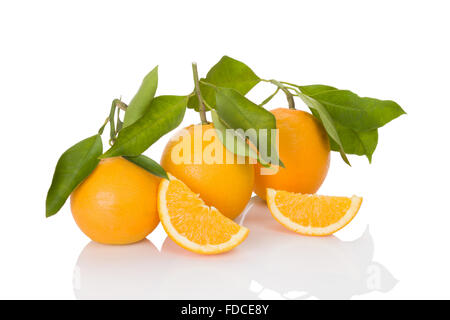 Tutto delizioso arance con foglie e fette isolati su sfondo bianco. La frutta sana mangiare. Foto Stock