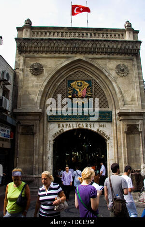 ISTANBUL, Turchia - SETTEMBRE 7: persone nella parte anteriore del Grand Bazaar di Istanbul, in Turchia. Il Grand Bazaar è uno dei più grandi e più antiche di co Foto Stock