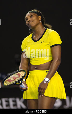 Melbourne, Australia. 30 gen, 2016. Serena Williams degli Stati Uniti reagisce durante la finale di donne singoli contro Angelique Kerber di Germania presso l'Australian Open di Tennis campionati di Melbourne, Australia, Gennaio 30, 2016. Serena Williams ha perso 1-2. Credito: Bai Xue/Xinhua/Alamy Live News Foto Stock