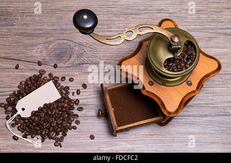 L'immagine mostra un macinino da caffè con etichetta da una vista superiore Foto Stock