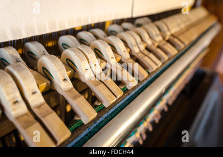 Pianoforte Verticale dettaglio martelli Foto Stock