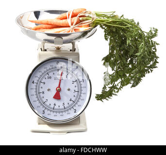 Il vecchio stile bilancia da cucina con carote su sfondo bianco isolato Foto Stock