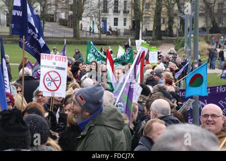 Brighton, Regno Unito. 30 gen, 2016. Gli attivisti marzo a Brighton, Regno Unito in segno di protesta contro i tagli previsti per servizi pubblici. Il mese di marzo è stata organizzata da Brighton & Hove unisono e Brighton & Hove Artigianato Consiglio. Come risultato delle riduzioni previste per essere esaminata dal Consiglio di Brighton, Brighton e Hove Artigianato Consiglio. Credito: Richard Avis/Alamy Live News Foto Stock