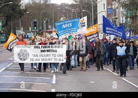 Brighton, Regno Unito. 30 gen, 2016. Gli attivisti marzo a Brighton, Regno Unito in segno di protesta contro i tagli previsti per servizi pubblici. Il mese di marzo è stata organizzata da Brighton & Hove unisono e Brighton & Hove Artigianato Consiglio. Come risultato delle riduzioni previste per essere esaminata dal Consiglio di Brighton, Brighton e Hove Artigianato Consiglio. Credito: Richard Avis/Alamy Live News Foto Stock