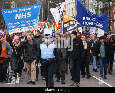 Brighton, Regno Unito. 30 gen, 2016. Gli attivisti marzo a Brighton, Regno Unito in segno di protesta contro i tagli previsti per servizi pubblici. Il mese di marzo è stata organizzata da Brighton & Hove unisono e Brighton & Hove Artigianato Consiglio. Come risultato delle riduzioni previste per essere esaminata dal Consiglio di Brighton, Brighton e Hove Artigianato Consiglio. Credito: Richard Avis/Alamy Live News Foto Stock