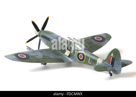 Il Supermarine Spitfire Mk22, WW11, RAF marcature. 1:32 fine modello in scala su bianco di sfondo per studio. Foto Stock