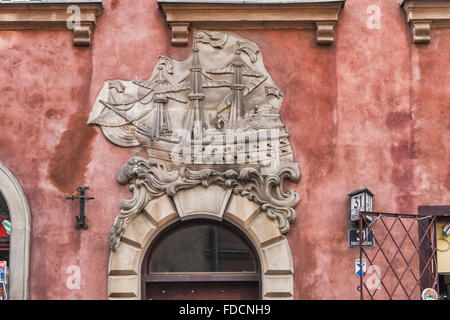 Facciata con una barca a vela su San Giovanni Street (Ulica Swietojanska), situato nel centro storico di Varsavia, Masovian, Polonia, Europa Foto Stock