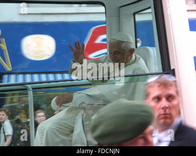 Papa Benedetto XVI nel suo Papamobil a Colonia Germania, in occasione della Giornata Mondiale della Gioventù 2005 Foto Stock