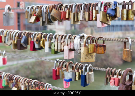 Amore Blocca sospesi dal ponte della ringhiera Foto Stock