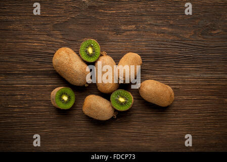 Kiwi su sfondo di legno germogli di overhead. Foto Stock