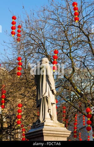 Statua di John Bright e lanterne cinesi in piazza Albert, Manchester, Inghilterra, Regno Unito. Per il Capodanno cinese. Foto Stock