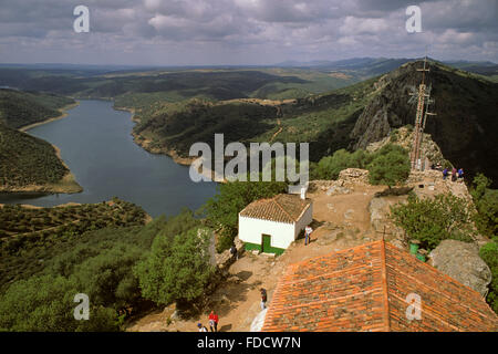 Panoramica del fiume Tago da Monfrague castello, Monfrague National Park, Estremadura, Spagna Foto Stock