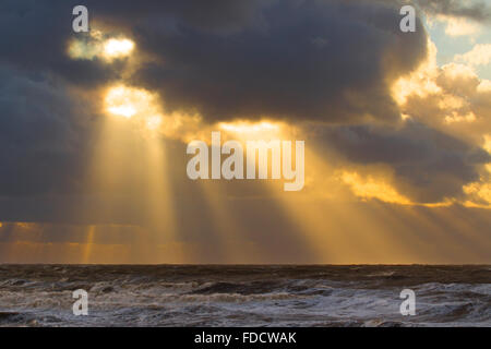 Cleveleys, Blackpool, Lancashire, Regno Unito. Il 30 gennaio, 2016. Regno Unito meteo il sole tramonta su una fredda giornata blowy. Credito: MarPhotographics/Alamy Live News Foto Stock