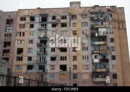 Un distrutto edificio di appartamenti in Avdiivka, Ucraina 28 gennaio 206. La cittadina è situata nella parte anteriore dei separatisti e la ricostruzione procede lentamente. Foto: Friedemann Kohler/dpa Foto Stock