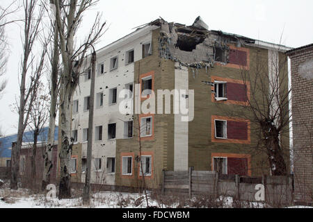 Un distrutto edificio di appartamenti in Avdiivka, Ucraina 28 gennaio 206. La cittadina è situata nella parte anteriore dei separatisti e la ricostruzione procede lentamente. Foto: Friedemann Kohler/dpa Foto Stock
