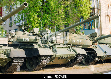 Il vecchio Soviet russo serbatoio T-72 e T-55 Foto Stock