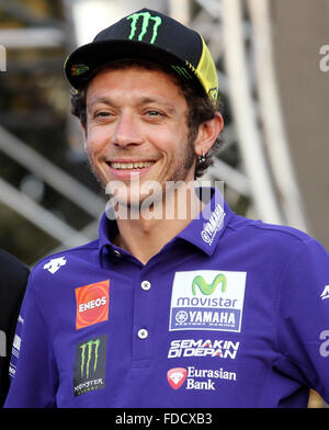 Bangkok, Tailandia. 30 gen, 2016. Valentino Rossi saluto e sorriso per i suoi fan durante la Yamaha motor Thailandia organizzato per Valentino Rossi Fan Club Moto GP Campione del Mondo Professional versione 9 contemporaneo evento italiano e aveva i tifosi che gridavano e lo spettacolo del agitare le mani con ventole a motore di terra di sport a Bangkok . Credito: Vichan Poti/Pacific Press/Alamy Live News Foto Stock