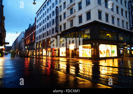 Il tram in strada Aleksanterinkatu. Helsinki, Finlandia. Foto Stock