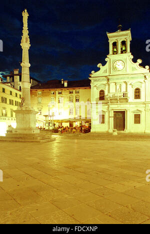 Italia Friuli Venezia Giulia, Udine, Piazza Matteotti e piazza San Giacomo Chiesa. Foto Stock