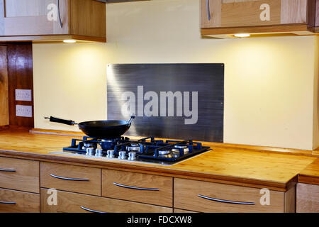 Moderna cucina con fornelli a gas unità di bambù e piano di lavoro in Inghilterra Foto Stock