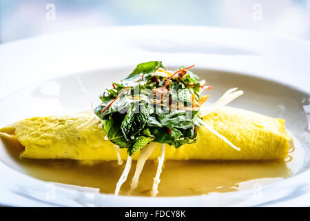 Sydney omelette di granchio, funghi Enoki e insalata di erbe, Miso Brodo di senape Foto Stock