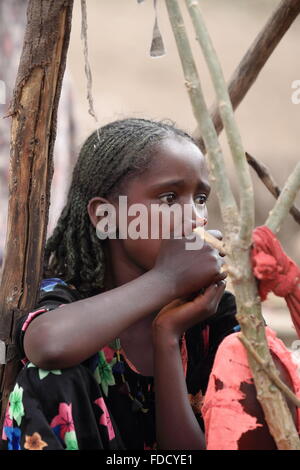 SENBETE, ETIOPIA-marzo 24: Oromo giovane donna assiste il mercato della domenica dove la Oromo-Amhara-lontano i popoli si incontrano. Foto Stock