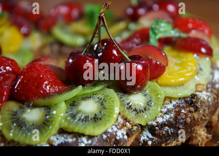 Frutta su una torta Foto Stock