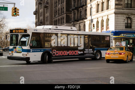 Aria pulita ibrido bus elettrico su Broadway New York STATI UNITI D'AMERICA Foto Stock