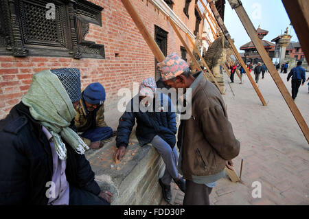 Kathmandu, Nepal. 30 gen, 2016. La gente del posto la riproduzione Bagh-Chal (Tiger) gioco a Bhaktapur Durbar Square, in Bhaktapur, Nepal. Bhaktapur elencato come un sito del Patrimonio Culturale Mondiale dell UNESCO per la sua ricca cultura, templi e il legno, il metallo e la pietra opere d'arte. © Narayan Maharjan/Pacific Press/Alamy Live News Foto Stock