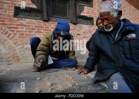 Kathmandu, Nepal. 30 gen, 2016. La gente del posto la riproduzione Bagh-Chal (Tiger) gioco a Bhaktapur Durbar Square, in Bhaktapur, Nepal. Bhaktapur elencato come un sito del Patrimonio Culturale Mondiale dell UNESCO per la sua ricca cultura, templi e il legno, il metallo e la pietra opere d'arte. © Narayan Maharjan/Pacific Press/Alamy Live News Foto Stock