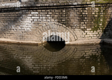 Mattone ponte sopra il fossato in corrispondenza della parete della città di Xi'an, Cina. Foto Stock