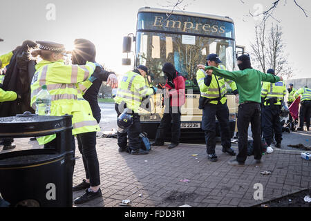 Kent, Regno Unito. Il 30 gennaio, 2016. Anti-fascisti dimostranti sono cercato dalla polizia. Far-Right gruppi nazionalisti si scontrano violentemente con Londra anti-fascisti a Maidstone stazione di servizio dove gli allenatori erano anche soggetto ad atti vandalici Credito: Guy Corbishley/Alamy Live News Foto Stock