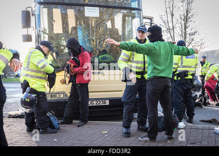 Kent, Regno Unito. Il 30 gennaio, 2016. Anti-fascisti dimostranti sono cercato dalla polizia. Far-Right gruppi nazionalisti si scontrano violentemente con Londra anti-fascisti a Maidstone stazione di servizio dove gli allenatori erano anche soggetto ad atti vandalici Credito: Guy Corbishley/Alamy Live News Foto Stock