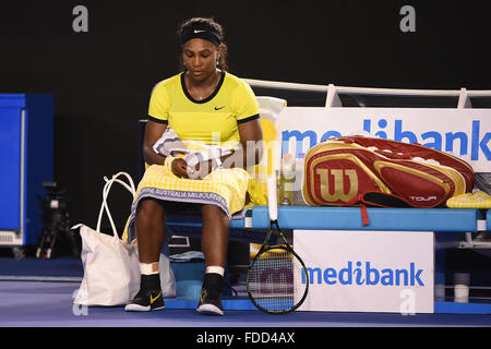 Melbourne Park, Melbourne, Australia. 30 gen, 2016. Australian Open Womens Singles finale di Serena Williams contro Angelique Kerber. Serena Williams (USA) si siede sulla panca sconsolato Credito: Azione Sport Plus/Alamy Live News Foto Stock