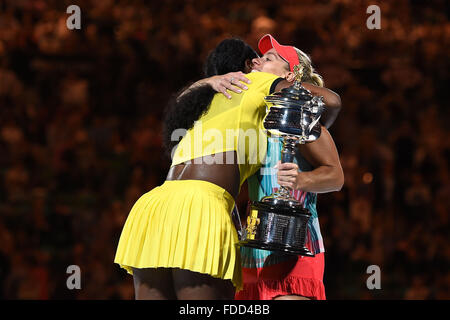 Melbourne Park, Melbourne, Australia. 30 gen, 2016. Australian Open Womens Singles finale di Serena Williams contro Angelique Kerber. Serena Williams (USA) e vincitore Angelique Kerber (GER) con i loro trofei Credito: Azione Sport Plus/Alamy Live News Foto Stock