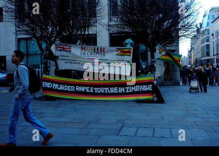 Londra, Regno Unito. Il 30 gennaio, 2016.Gli attivisti al di fuori dell'Ambasciata dello Zimbabwe a Londra Foto Stock