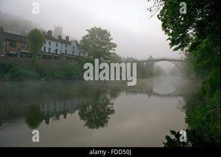 Primo ponte di ferro nel mondo fu costruito da Abraham Darby III fiume Severn di Ironbridge Shropshire England Regno Unito Europa Foto Stock