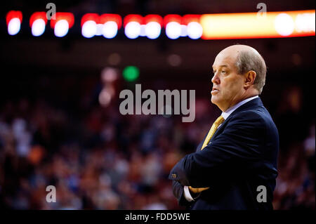 Austin, Texas, Stati Uniti d'America. 30 gen, 2016. Austin, TX, Stati Uniti d'America. 30 gen, 2016. Vanderbilt Commodores Head Coach Kevin Stalings in azione durante il NCAA di pallacanestro degli uomini di gioco tra il Texas a Frank Erwin Center di Austin, TX. Mario Cantu/CSM/Alamy Live News Foto Stock