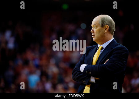 Austin, Texas, Stati Uniti d'America. 30 gen, 2016. Austin, TX, Stati Uniti d'America. 30 gen, 2016. Vanderbilt Commodores Head Coach Kevin Stalings in azione durante il NCAA di pallacanestro degli uomini di gioco tra il Texas a Frank Erwin Center di Austin, TX. Mario Cantu/CSM/Alamy Live News Foto Stock