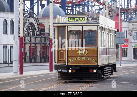 Blackpool tram d'epoca flotta in servizio lungo la Promenade di Blackpool, Lancs Foto Stock