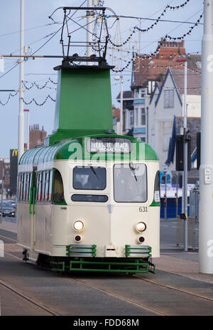 Blackpool tram d'epoca flotta in servizio lungo la Promenade di Blackpool, Lancs Foto Stock