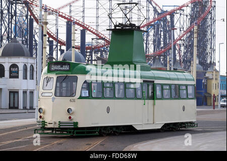 Blackpool tram d'epoca flotta in servizio lungo la Promenade di Blackpool, Lancs Foto Stock