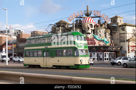 Blackpool tram d'epoca flotta in servizio lungo la Promenade di Blackpool, Lancs Foto Stock