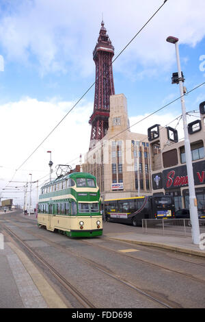 Blackpool tram d'epoca flotta in servizio lungo la Promenade di Blackpool, Lancs Foto Stock