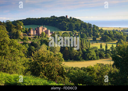 Il Castello di Dunster nel Somerset acquisiti dal parco dei cervi. Foto Stock